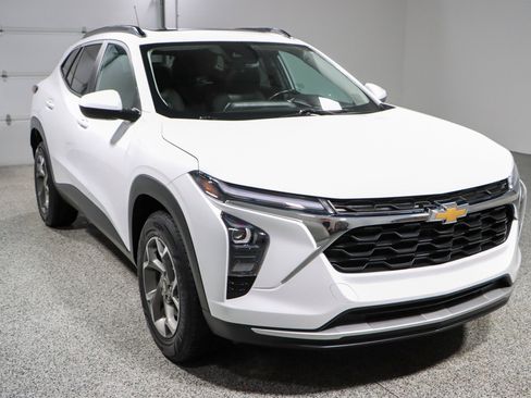 Used 2024 Chevrolet Trax LT w/ Sunroof Package FWD image 5