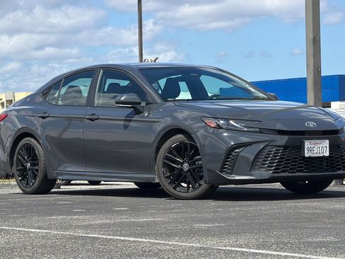 Used 2025 Toyota Camry SE FWD image 2