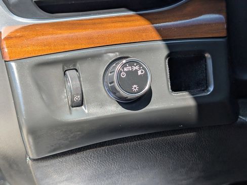 Used 2018 Cadillac Escalade ESV Luxury RWD image 24