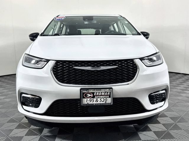 Used 2024 Chrysler Pacifica Touring-L FWD image 2