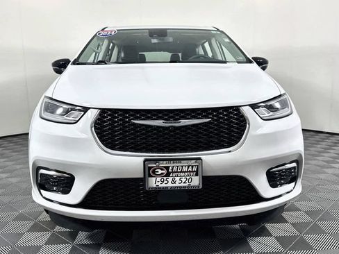 Used 2024 Chrysler Pacifica Touring-L FWD image 2