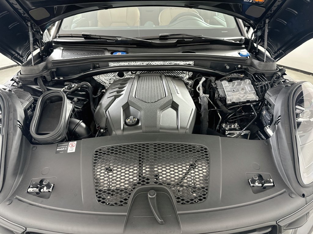 Certified 2026 Porsche Macan AWD/4WD image 32