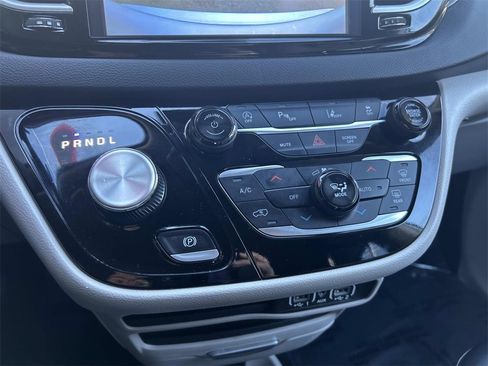 Used 2024 Chrysler Pacifica Touring-L image 31