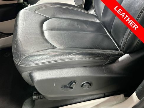 Used 2017 Chrysler Pacifica Touring-L FWD image 20