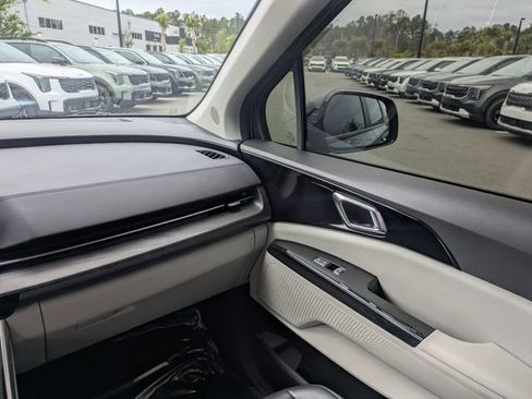 Used 2024 Kia Carnival EX FWD image 18