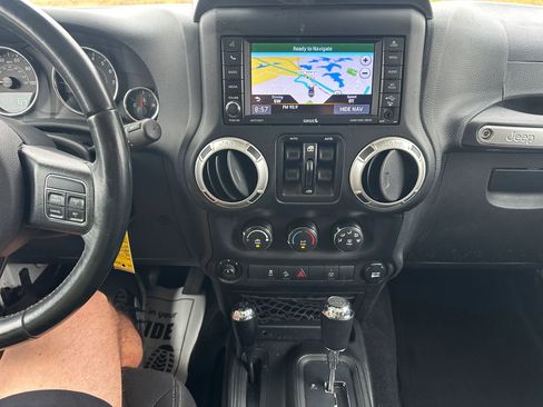 Used 2018 Jeep Wrangler Unlimited Sahara w/ Connectivity Group AWD/4WD image 13
