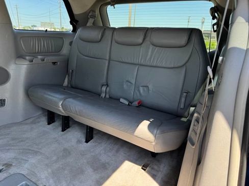 Used 2005 Toyota Sienna XLE Limited w/ XLE Limited Pkg 2 FWD image 6