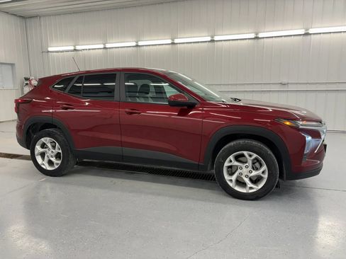 Used 2024 Chevrolet Trax LS w/ LS Convenience Package FWD image 14