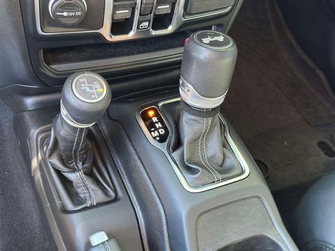 Used 2024 Jeep Wrangler High Altitude image 32