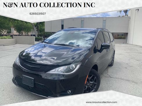 Used 2019 Chrysler Pacifica Touring-L FWD image 1