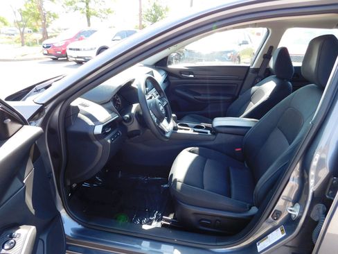 Used 2024 Nissan Altima 2.5 SV FWD image 14