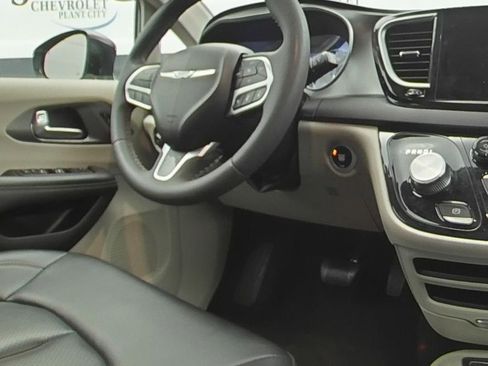 Used 2024 Chrysler Pacifica Touring-L FWD image 19