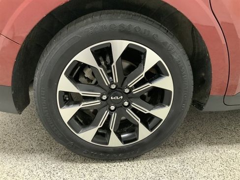 Used 2022 Kia Carnival EX image 10