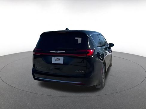 Used 2023 Chrysler Pacifica Touring-L image 16