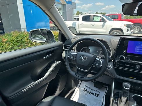 Used 2024 Toyota Highlander XLE image 15