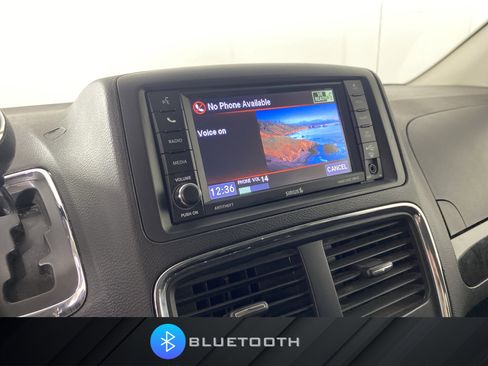 Used 2019 Dodge Grand Caravan SE w/ UConnect Hands-Free Group FWD image 3