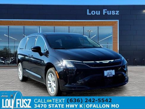 New 2027 Chrysler Pacifica Select AWD/4WD image 1