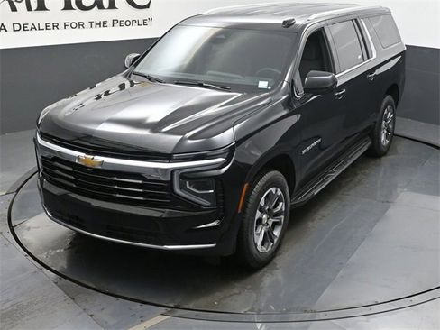 New 2025 Chevrolet Suburban LS image 24