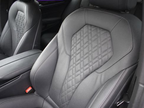 Used 2023 BMW 530e xDrive w/ Executive Package image 10