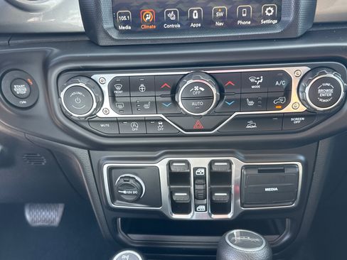 Used 2021 Jeep Gladiator Overland AWD/4WD image 13