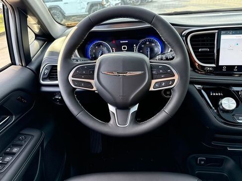 New 2026 Chrysler Pacifica Select image 29