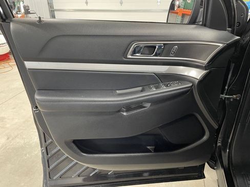Used 2017 Ford Explorer XLT w/ Equipment Group 202A AWD/4WD image 13