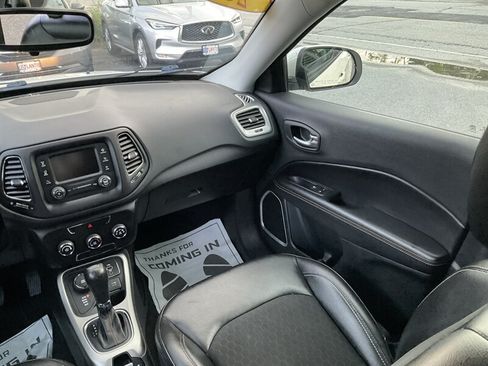 Used 2018 Jeep Compass Latitude AWD/4WD image 18