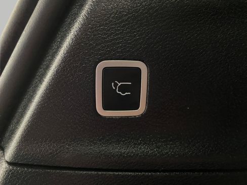 Used 2025 Chrysler Pacifica Limited FWD image 7