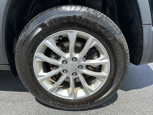 Used 2019 Jeep Cherokee Latitude w/ Popular Appearance Group AWD/4WD image 15