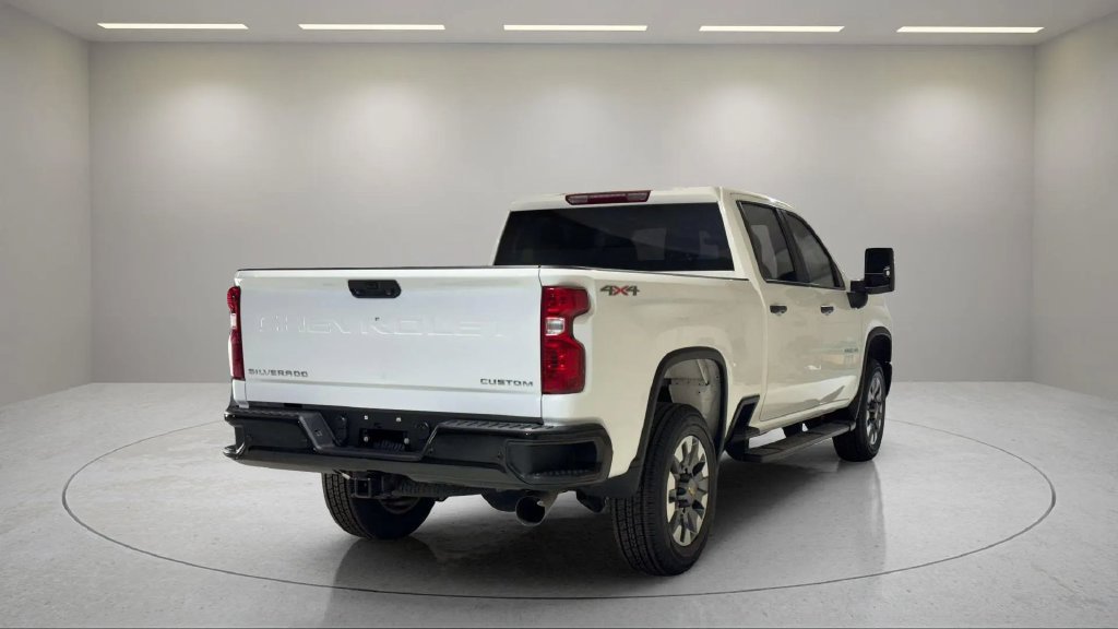 Used 2024 Chevrolet Silverado 2500 Custom AWD/4WD image 3