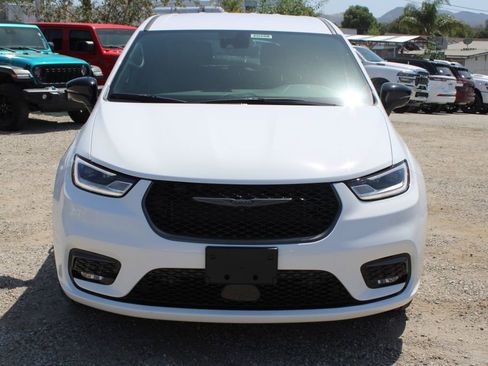 New 2026 Chrysler Pacifica Select image 2