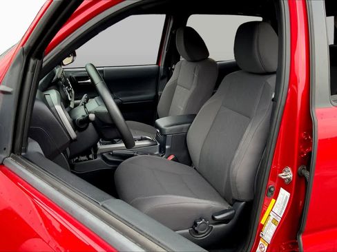 Used 2018 Toyota Tacoma TRD Sport w/ Technology Package RWD image 8