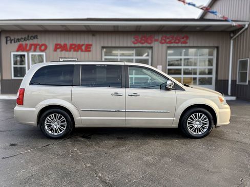 Used 2014 Chrysler Town & Country Touring-L w/ Trailer Tow Group FWD image 1