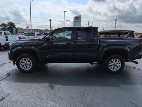 Used 2025 Toyota Tacoma SR5 AWD/4WD image 2