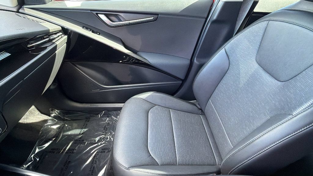 Used 2023 Kia Niro FWD image 12