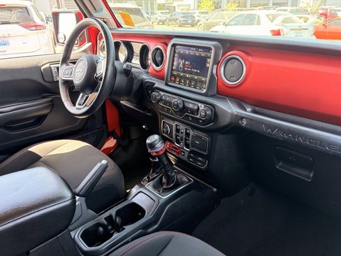 Used 2018 Jeep Wrangler Unlimited Rubicon w/ Dual Top Group AWD/4WD image 12