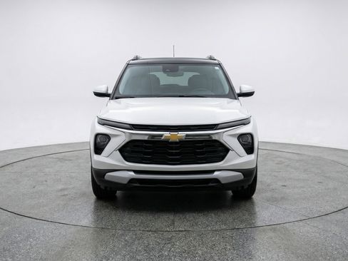 Used 2025 Chevrolet TrailBlazer LT image 2