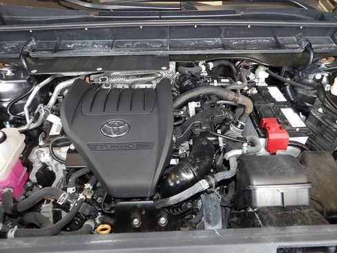 Used 2024 Toyota Highlander XLE AWD/4WD image 11