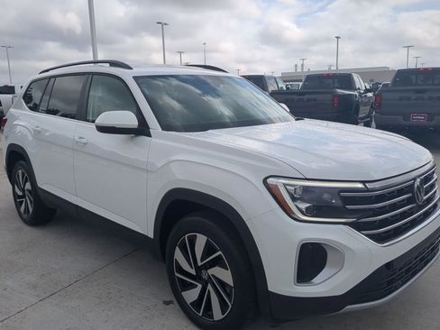 Used 2025 Volkswagen Atlas SE image 3