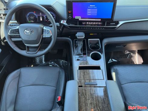 Used 2025 Toyota Sienna Limited image 14