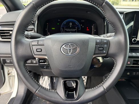 Used 2025 Toyota Camry SE FWD image 12