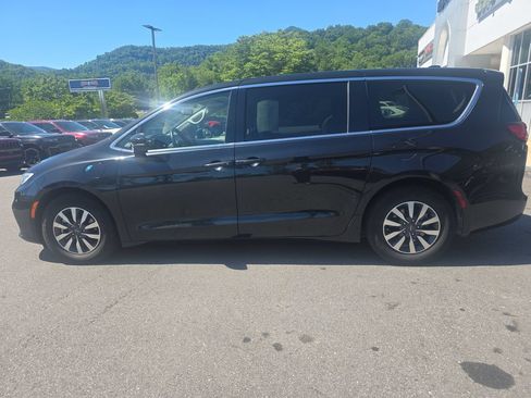 Used 2022 Chrysler Pacifica Touring-L FWD image 7