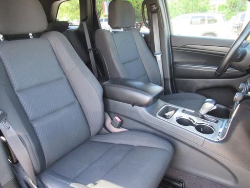 Used 2019 Jeep Grand Cherokee Laredo w/ Security & Convenience Group AWD/4WD image 9