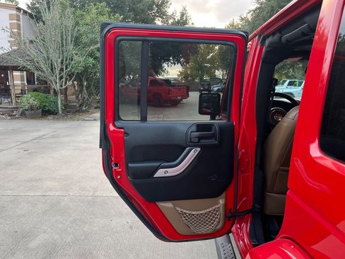 Used 2013 Jeep Wrangler Unlimited Rubicon image 30