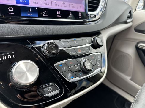 Used 2022 Chrysler Pacifica Touring-L FWD image 32