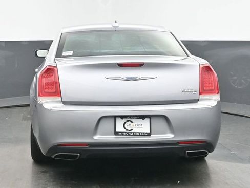 Used 2017 Chrysler 300 C image 5