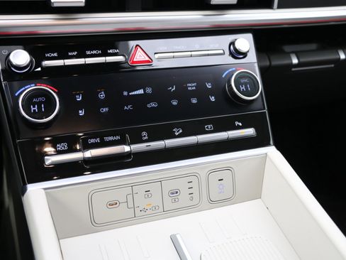 Used 2024 Hyundai Santa Fe Limited image 24