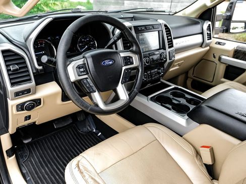Used 2019 Ford F250 Lariat w/ Lariat Value Package AWD/4WD image 3