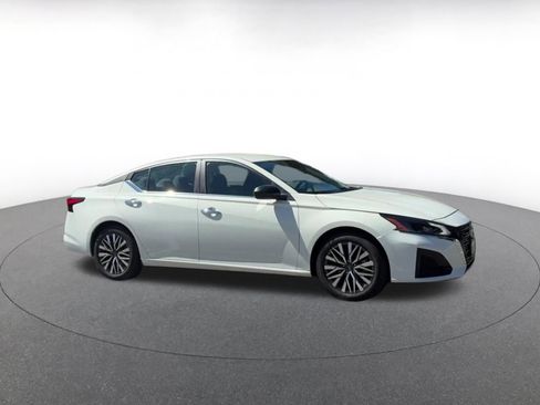 Used 2025 Nissan Altima 2.5 SV image 2