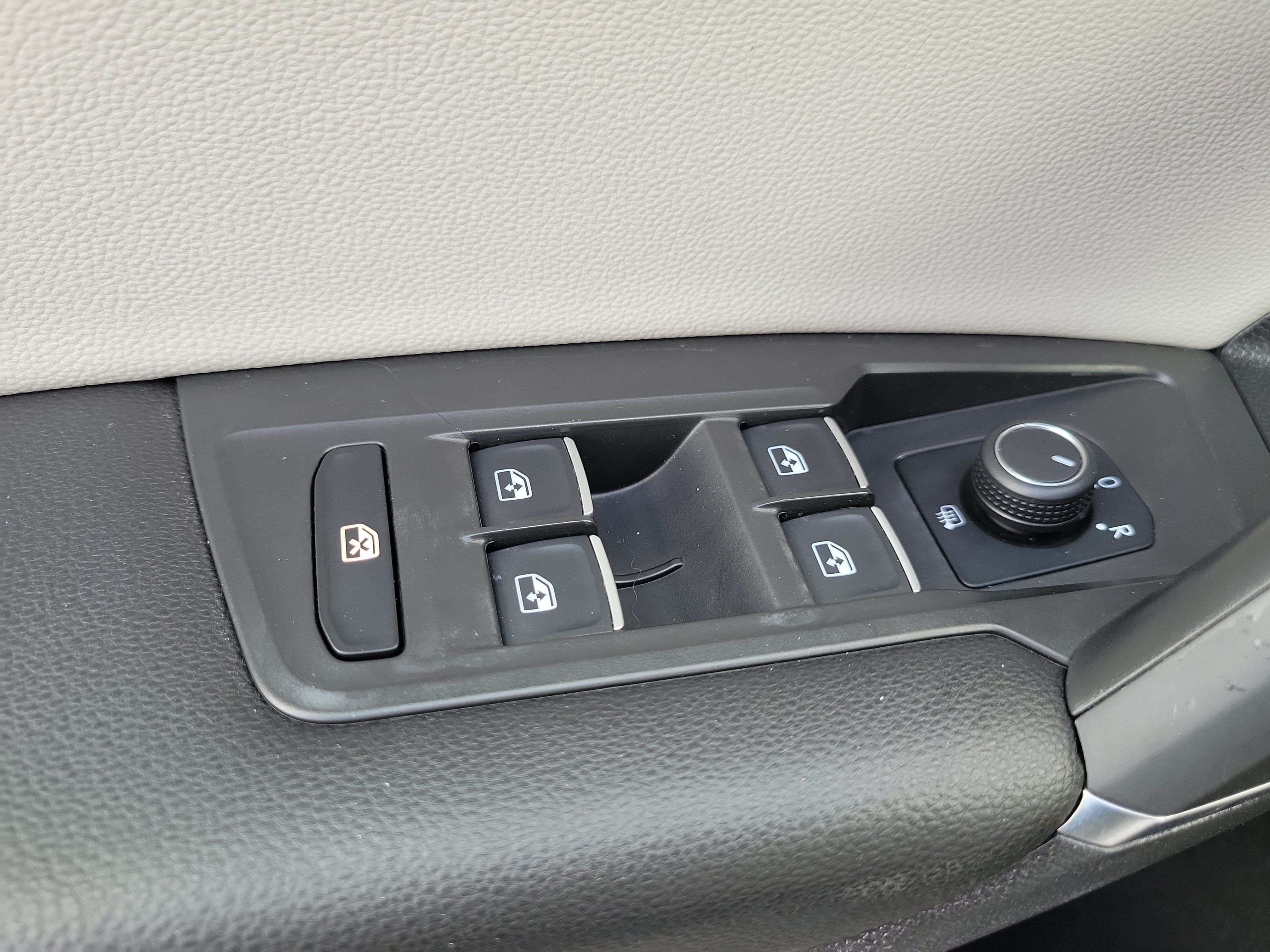 Used 2020 Volkswagen Tiguan SE w/ Panoramic Sunroof Package FWD image 32